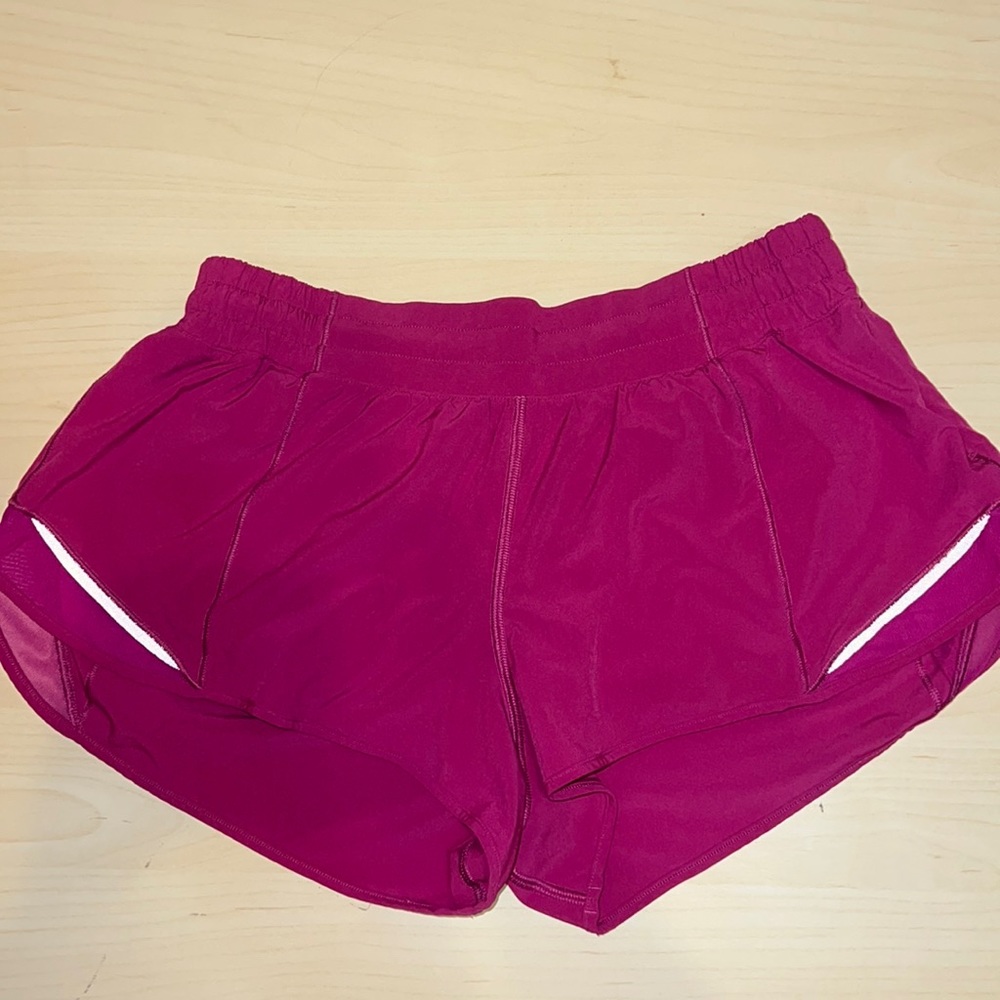 Lululemon Hotty Hot Short 2.5’ RIPENED RASPBERRY SIZE 10